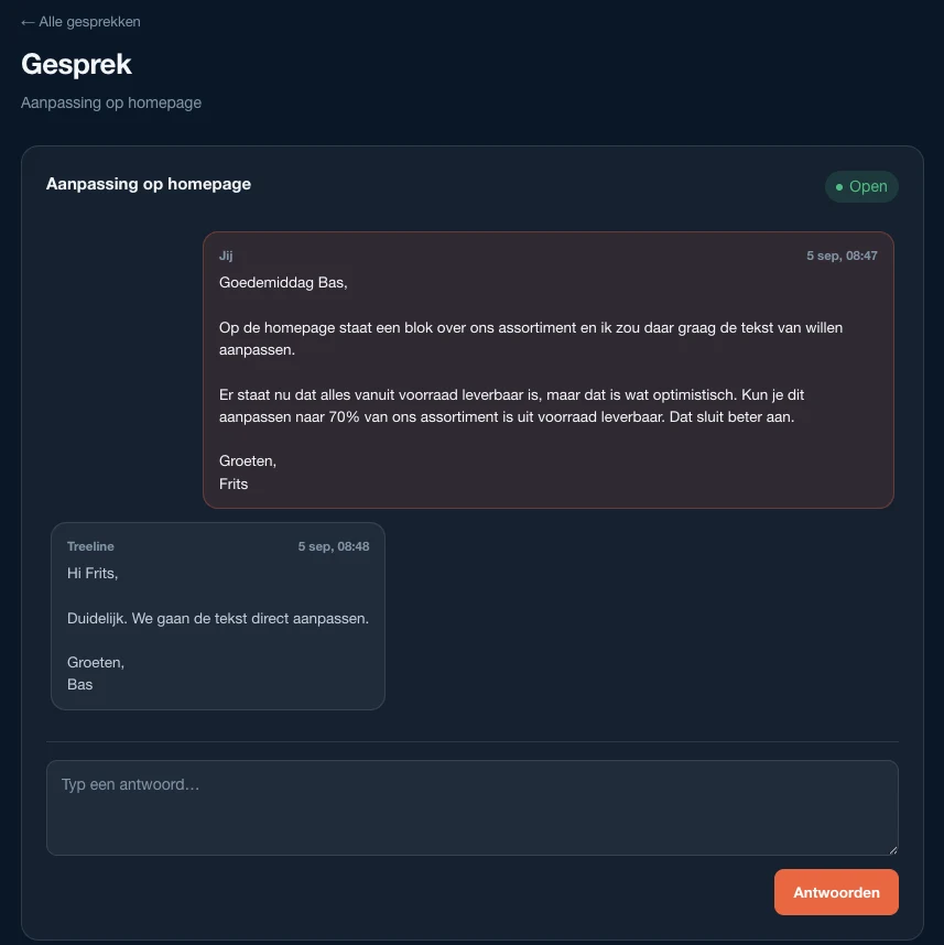 Een lopend gesprek in het CMS: een vraag van de klant over een tekst op de homepage, met het antwoord van Treeline eronder en een veld om te antwoorden.